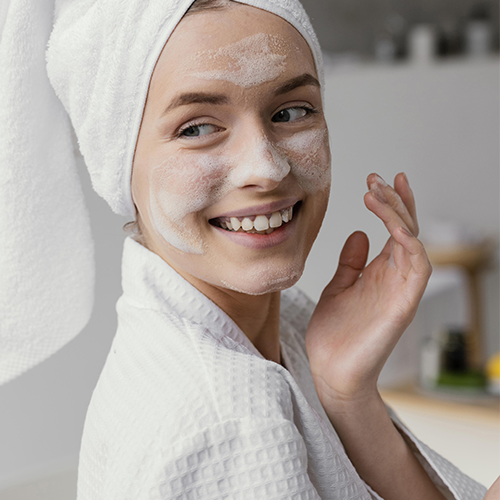 soin-visage-femme-domicile