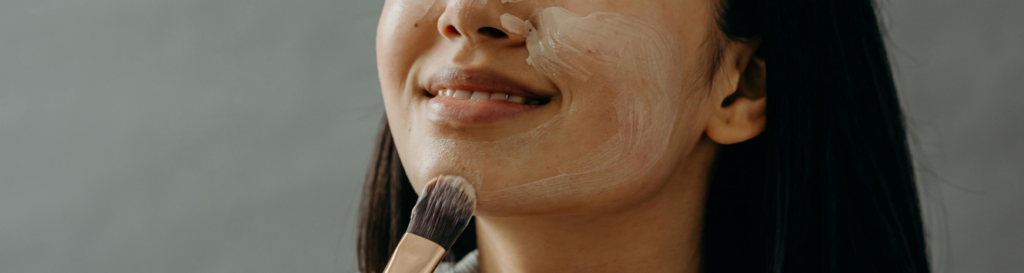 femme-souriante-masque-visage